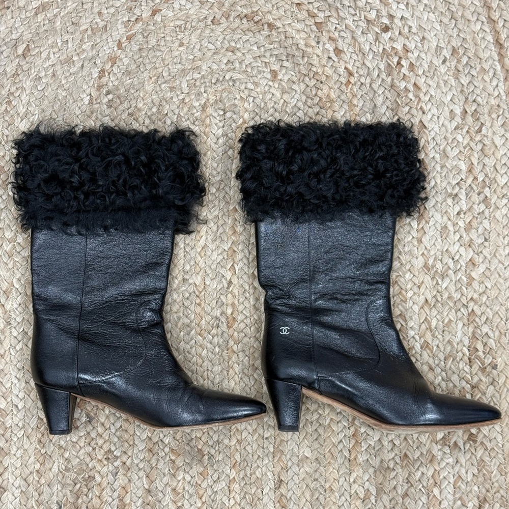 Chanel black boots, a shearling trim, a covered cone heel, and a silver CC logo - Picture 1 of 11